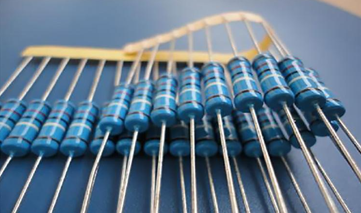 金属膜和薄膜电阻  电阻表面上看起来很相似